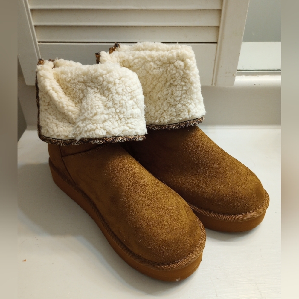 Muk Luk's Women's Ankle Boots With Zip Back NWT